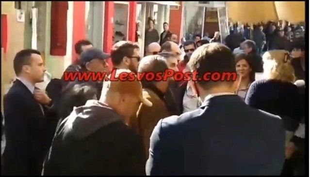 Ύβρεις και αποδοκιμασίες στον Ε. Τσακαλώτο από τους κατοίκους της Μυτιλήνης: «Μας εξαθλιώσατε κοπρόσκυλα» (βίντεο)